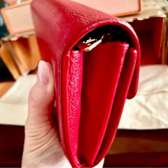 Never used in Box Louis Vuitton Lockme Long Wallet
M61277 - Picture 7 of 15